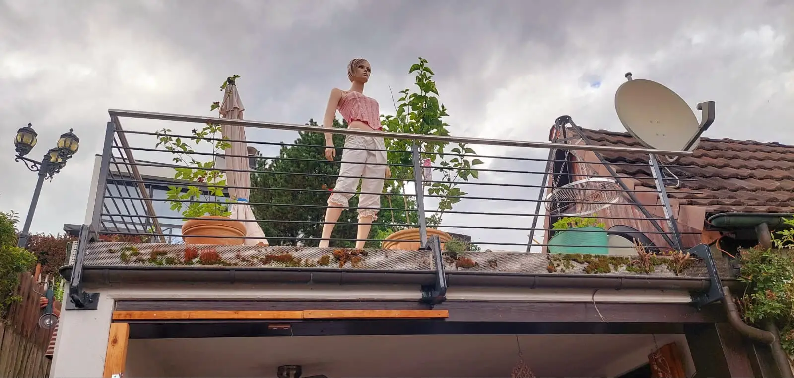 Geländer einer Dachterrasse aus Edelstahl mit Blick über die Umgebung