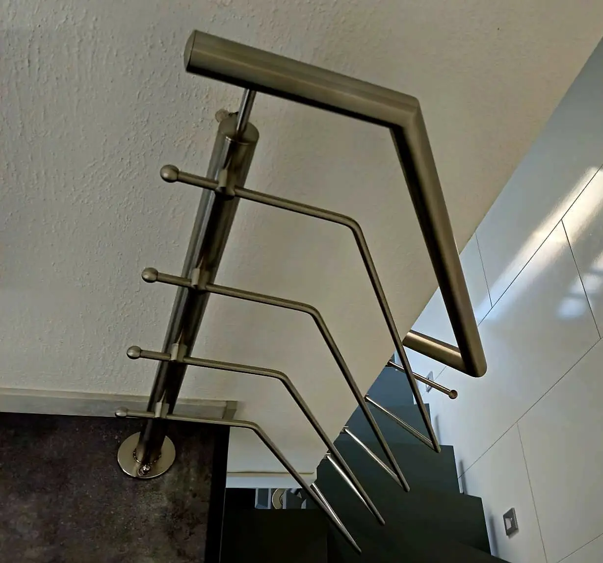 Detailaufnahme einer geschliffenen Edelstahl-Handlaufverbindung