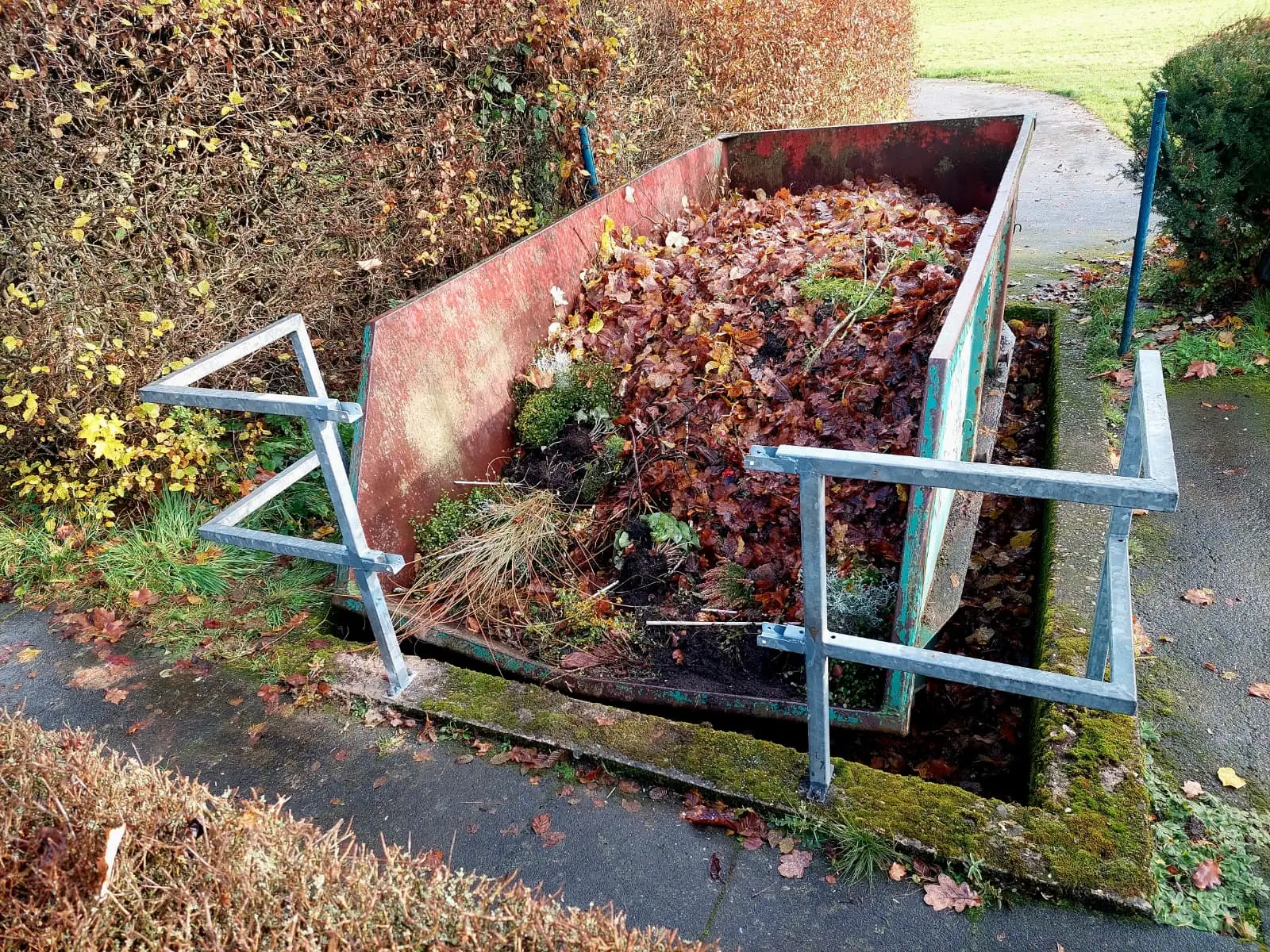 Schutzgitter über einem Lichtschacht aus verzinktem Stahl